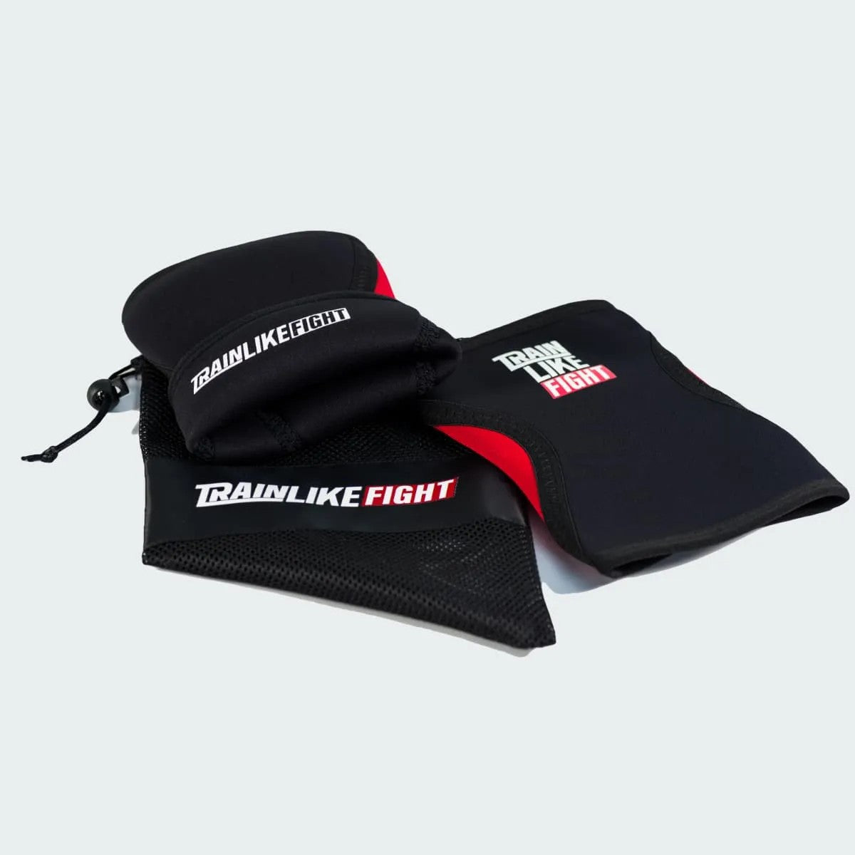 TRAIN LIKE FIGHT - "ENTRY" Zwarte & Rode Kniebeschermers